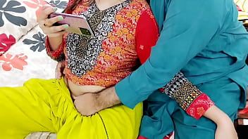Reproduzir Esposa de marido real paquistanês assistindo desi porn no celular do que fazer sexo anal com áudio hindi claro e quente