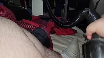 播放 用玩具给我的鸡巴吸尘！