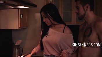 تشغيل أشعر بالذنب ، لكن لا يمكنني التوقف عن مص ربيب