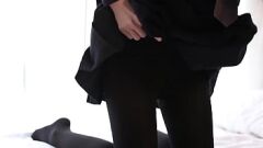 Redare Adolescent asiatic drăguț în chiloți negri este adorat de picioare