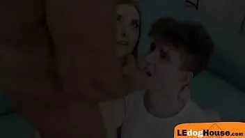 تشغيل فاتنة الأوروبية الأنيقة في الملابس الداخلية يحصل على doggystyled في حين أن حلماتها الحلوة صعبة