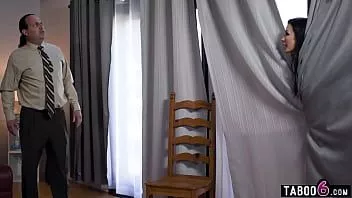 Abspielen Milf-Stiefmutter sieht aus, wie sie mit ihrem frischen Stiefsohn betrügt, aber Papa kam nach Hause