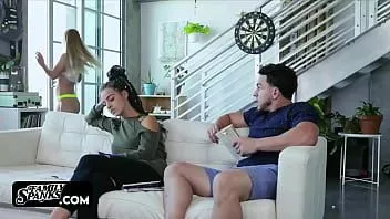 Reproduzir Cara alivia sua tensão sexual com a irmã loira, Sloan Harper, Peter Green