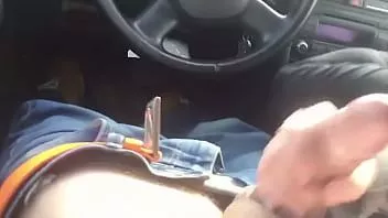 Reproduzir Uma vadia morena dando um boquete para um motorista de táxi como uma gorjeta
