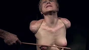Reproduzir Oi! meu nome é clarissa. eu sou um jovem punk louco por sexo. minha loucura é música hard e sexo hardcore. quando o pau desce na minha garganta eu sempre engasgo, preciso praticar minha técnica de como engolir os paus dos caras.