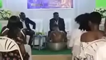 Abspielen Pastor, der Kirchenmitglieder badet. fordert Auftrag vom himmlischen Reich