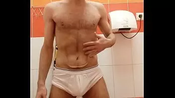 تشغيل رجل مشعر يلمس نفسها في مرحاض الصالة الرياضية