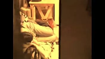 चलाएँ अपनी पैंट के नीचे हस्तमैथुन करते हुए मेरी माँ को झाँकना