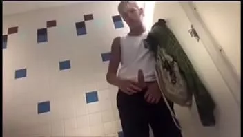 تشغيل كاميرا تجسس صبي يستمني في غرفة خلع الملابس في حمام السباحة