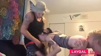 play Amateur-Dreier mit Freundin lutscht fremden Schwanz - ero24.tk