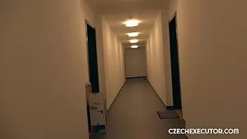 Играть Горячий близнец расплачивается с исполнителем сексом
