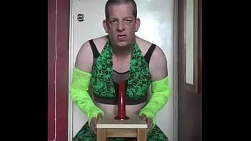 play Dieser bisexuelle Crossdresser würde sich über nichts mehr freuen, als von einem echten Schwanz einen Deepthroat zu bekommen, nachdem dieser mehr als einmal aus seinem Arsch kommt