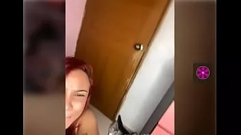 Reproduzir Garota fode uma banana e esguicha forte no corpo dela