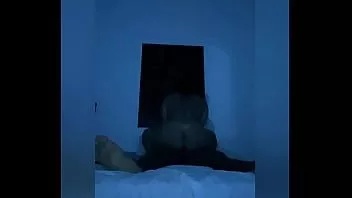 Reproduzir Jaqui ferrer - câmera amador arrebentada morena com morena. a vadia dança e rola no pau até conseguir gozar na bucetinha.