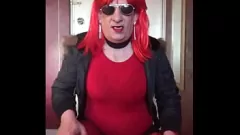 Oynat Crossdresser Biseksüel'in Çiş Yutma Macerası