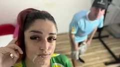 Reproduzir O professor enfrenta e fode garotas brancas estudiosas na sala de aula