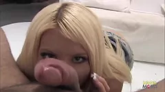 تشغيل Kenzi Marie يركب ديكس ماغنوم ديك على الأريكة مع أعقابها العالية على