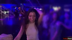 تشغيل قصف الشرج العام: Katty West يحصل على الحمار مارس الجنس في ملهى ليلي