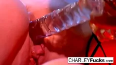 Abspielen Charley Chase und Heather Caroline in intensiver lesbischer Aktion