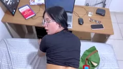 Abspielen C kurvenreiches Latina -Spieler schluckt beim Spielen eines PC -Spiels
