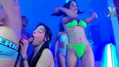 Abspielen Latina Amateure werden wild: Orgie mit großen Titten, lockigem Haar und großem Schwanz