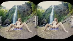 Abspielen VR Lesbenblonde Orgasmus -Überlastung: Fingering, Vibrator und Spermaspiel