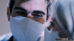 चलाएँ शुद्ध वर्जना: महामारी के दौरान टैटू और छेदन वाली एक पतली गोरी लड़की के साथ चुदाई करने की अंतिम मार्गदर्शिका