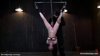 تشغيل العبيد كس غازل في تعليق الكاحل