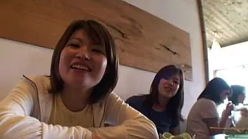 play 2 mochileiras japonesas encontram alguns caras mais velhos e se divertem em um albergue